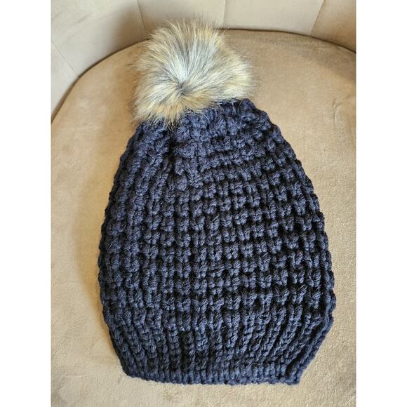 Women's Black Knit Beanie Winter Hat With Faux Fur Tassel New - Picture 1 of 6
